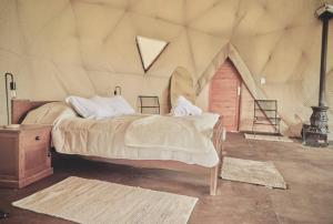 巴尔内阿里奥坎布宜诺斯艾利斯FARMGLAMP的帐篷内一间卧室,配有一张大床