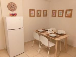 TersephanouArtemis Panorama Escape Vacation的一间带桌子和冰箱的小厨房