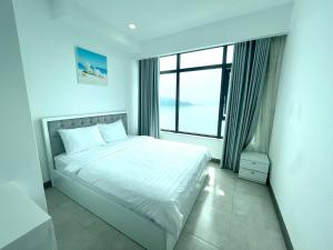 芽庄Mường Thanh Luxury Viễn Triều Apartment的一间卧室设有一张床和一个大窗户