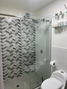 利马Aparment Deluxe San Isidro的浴室设有玻璃淋浴间和卫生间