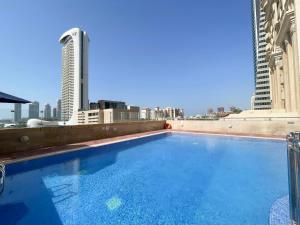 迪拜Deluxe 1 Bedroom Apartment - Elite Residence Dubai Marina - Sea View的大楼屋顶上的大型游泳池