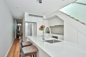 悉尼3 Bedrooms - Darling Harbour - Junction St 2 E-Bikes Included的厨房配有白色橱柜和白色台面