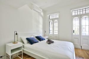 悉尼3 Bedrooms - Darling Harbour - Junction St 2 E-Bikes Included的白色卧室配有一张带蓝色枕头的大床