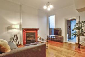 悉尼3 Bedrooms - Darling Harbour - Darghan Street 2 E-Bikes Included的带沙发和壁炉的客厅