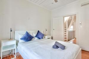 悉尼3 Bedrooms - Darling Harbour - Ada Place的白色卧室配有白色大床和蓝色枕头