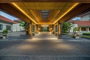 Padalarang万隆梅森青松酒店的一座建筑的空走廊,有大天花板