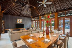 努沙杜瓦Amarterra Villas Resort Bali Nusa Dua, Autograph Collection的用餐室配有大型木桌和椅子