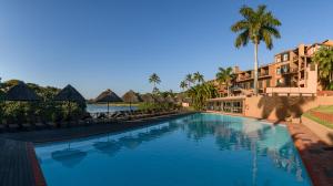 绍斯布鲁姆San Lameer Villa 2909的棕榈树和建筑度假村的游泳池
