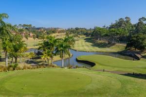 绍斯布鲁姆San Lameer Villa 2909的享有高尔夫球场空中美景,设有池塘