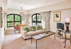 滨海博利厄保护区公寓的客厅配有沙发和桌子