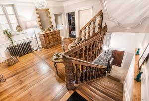 阿梅尔斯克维Le Clos Marguerite - Maison d'Hôtes的客厅设有螺旋楼梯,铺有木地板