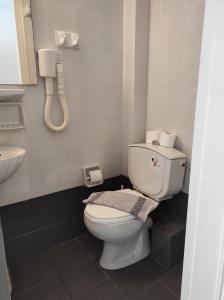 罗希姆诺菲罗夏聂海滩酒店的一间带卫生间的浴室和墙上的一部电话