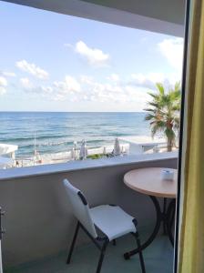 罗希姆诺菲罗夏聂海滩酒店的海景客房 - 带桌子