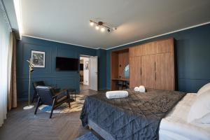 拉克韦雷文森贝格赫酒店的卧室拥有蓝色的墙壁,配有一张床和椅子