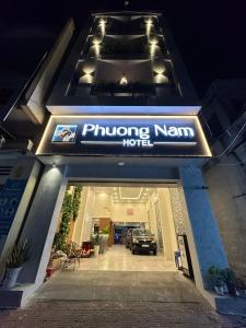 龙川市Phuong Nam Hotel An Giang的车道上停有车的建筑物