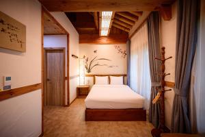 全州市Jeonju Wangyijimil Hanok Hotel的卧室配有一张床