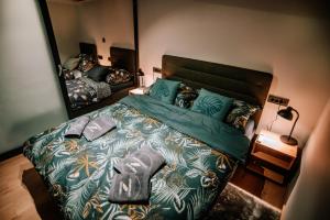 奥西耶克Apartman Saturn的一间卧室配有一张带镜子的大型绿色床