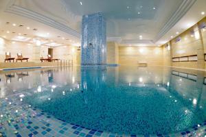 敖德萨GRAND OTRADA Hotel Resort & SPA的一座带喷泉的游泳池