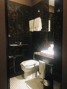 怡保1969 Business Suites的黑色浴室设有卫生间和水槽