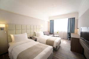 香港悦来酒店的酒店客房设有两张床和电视。