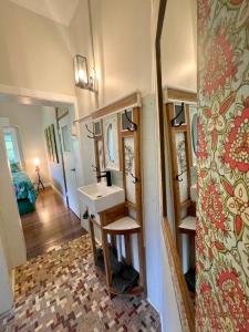 Babinda巴比纳地区旅馆的一间带水槽和镜子的小浴室