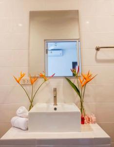 奈扬海滩金斯吉尔酒店的浴室设有白色水槽和镜子