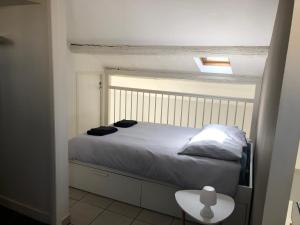 土伦Duplex Toulon centre的一间小房间的卧室,配有一张床铺