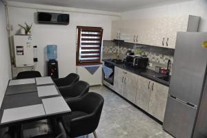克勒拉希Anto1的厨房配有桌椅和冰箱。