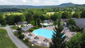 ChâtillonDomaine de l'Epinette的享有带游泳池的度假村的空中景致