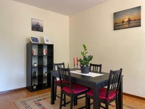 卡马拉-德洛布什Vigário House的一间带桌椅和书架的用餐室
