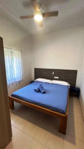 塞维利亚Apartamento Turístico Ciudad Jardín - Nervión.的一间卧室配有一张带蓝色毯子的床