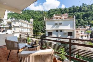 瑞诗凯诗Homlee - Hill View Apartment Luxury的设有一个配有桌椅并享有美景的阳台。