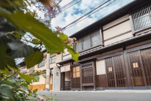 京都谷町君・星屋旅館・神泉ノ宿　二条城的街道上设有木门和窗户的建筑