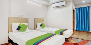 卡基纳达De Crown Luxury Hotel的配有彩虹的酒店客房的两张床