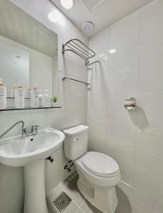 首尔梨大 首爾大旅館的白色的浴室设有卫生间和水槽。