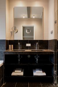 阿姆斯特丹罗默阿姆斯特丹酒店 的一间带水槽和镜子的浴室