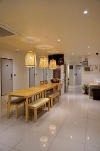 首尔梨大 首爾大旅館的用餐室配有长木桌和长凳