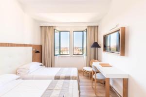 阿尔盖罗伽泰罗尼亚酒店的酒店客房配有两张床和一张书桌