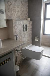 古莱比耶Dar Gino的浴室配有白色卫生间和盥洗盆。