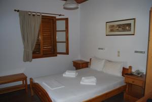 帕罗奇亚斯可一室公寓式酒店的卧室配有白色的床和窗户。