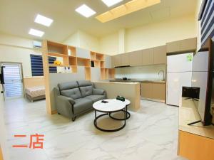 台南Unique Homestay的客厅配有沙发和桌子