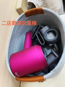 台南Unique Homestay的装有相机的袋子和其他物品