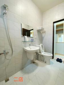 台南Unique Homestay的一间带水槽、卫生间和淋浴的浴室