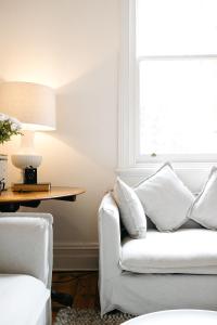 本迪戈Luxurious terrace home in heart of town的客厅配有白色沙发和窗户