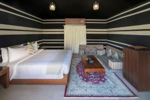 Pura Eco Retreat, Jebel Hafit Desert Park客房内的一张或多张床位
