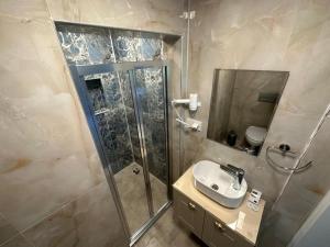 伊兹密尔st945 Palas Otel的带淋浴和盥洗盆的浴室