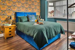 普利斯坦丁Finest Retreats - Shorelands的一间卧室配有蓝色床和蓝色棉被