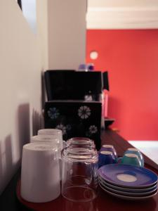 LainsecqLa Guirtelle的一张带盘子和玻璃瓶的桌子以及一台咖啡机