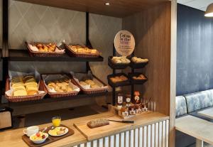 塞尔吉B&B HOTEL Cergy Saint-Christophe Gare的面包店,出售各种糕点和面包