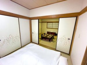 东京Tatami house Skytree view Asakusa line的客房享有带一张床和一张桌子的景色。